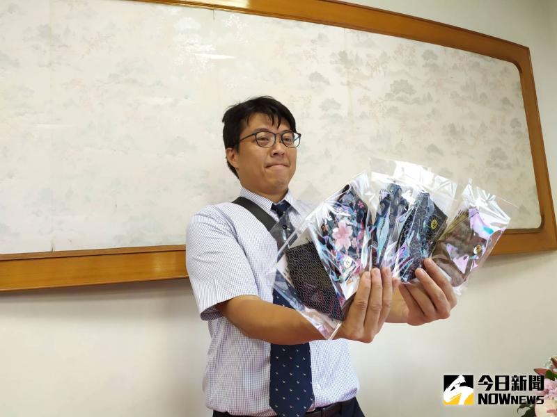 ▲運用抗菌銅纖維製成的布口罩,不但可清洗,且採兩用設計,除了可以當口罩套,平常也可以單獨當口罩使用。(圖/記者葉靜美攝,2020.06.05)
