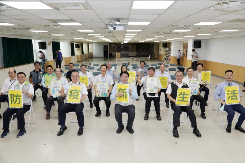 ▲黃偉哲宣布解封防疫新政後,率領市府各部一級主管一同將口罩摘下,展現輕鬆笑容(圖/記者林怡孜攝,2020,06,05)
