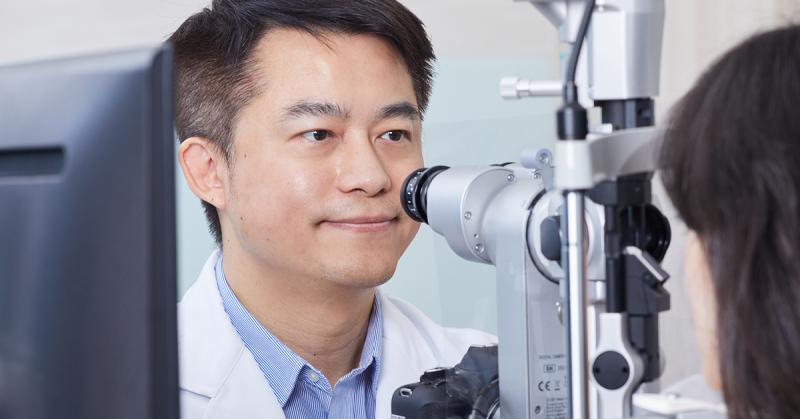 ▲「SMILE全飛秒近視雷射」同時獲得美國FDA、歐盟CE、台灣衛福部3大國際認證,能夠矯正1000度近視及500度散光。(圖/新竹遠見眼科診所提供)