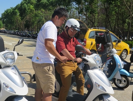 ▲推廣低碳生活，金門縣環保局於烈嶼鄉舉辦電動二輪車試乘體驗。(圖/金門縣環保局提供)