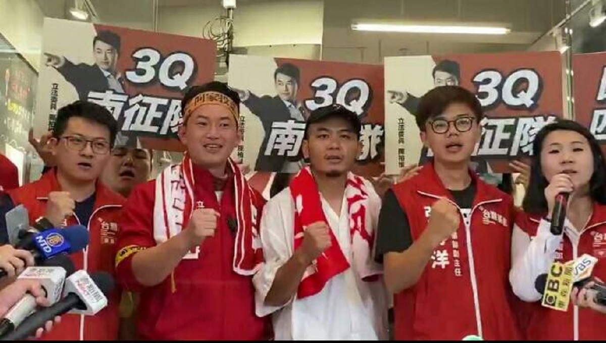 ▲台灣基進立委陳柏惟和滅火器樂團主唱楊大正所組成「3Q南征隊」高喊「國家有難匹夫有責」、「大家一同守護民主」。（圖／台灣基進提供）