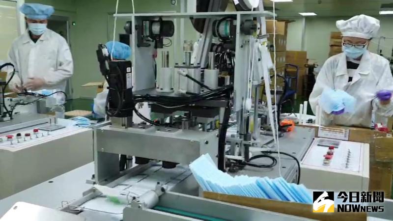 ▲彰化口罩大廠華新醫材廠內員工也加緊生產口罩,讓民眾可依需求選購適合自己的口罩。