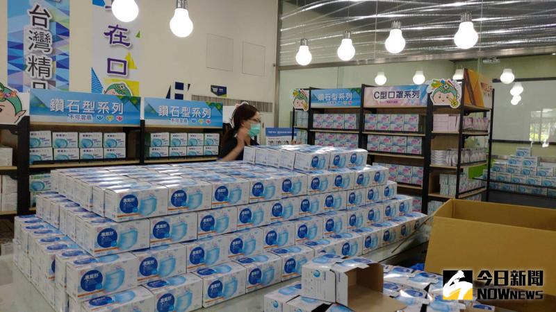 ▲6月開始口罩回歸市場機制,能自由買賣了,彰化口罩大廠華新醫材廠內員工也加速備貨上架。(圖/記者陳雅芳攝,2020.06.05)
