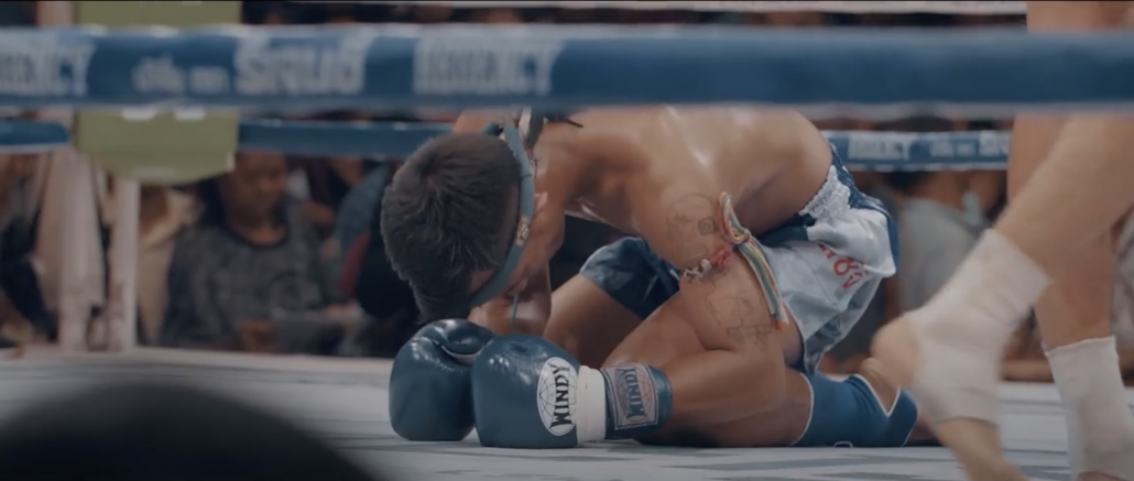 ▲泰拳(MUAY THAI)即泰國拳術，與一般的拳擊不同，泰拳會運用人體的拳、腿、膝、肘四肢八體進行攻擊，攻擊時動作流暢順達，力量展現極為充沛猛銳。（圖／翻攝自影片）