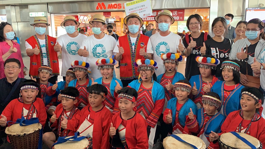 ▲陳時中部長與達邦國小同學合影。（圖／記者陳惲朋攝）