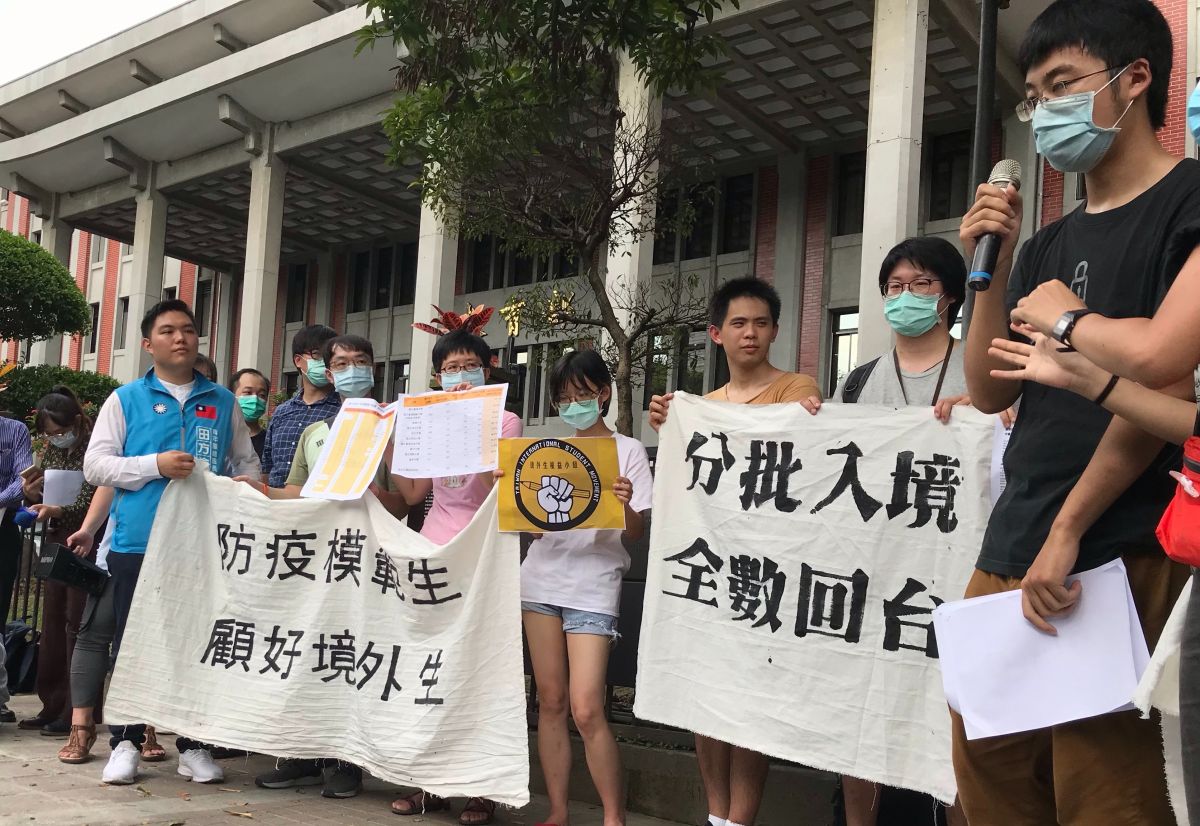 ▲境外生權益小組今（5日）下午在教育部門口遞交陳情信，呼籲讓2萬6千名境外生，從7月起分5批入境。（圖／記者黃仁杰攝,2020.06.05）