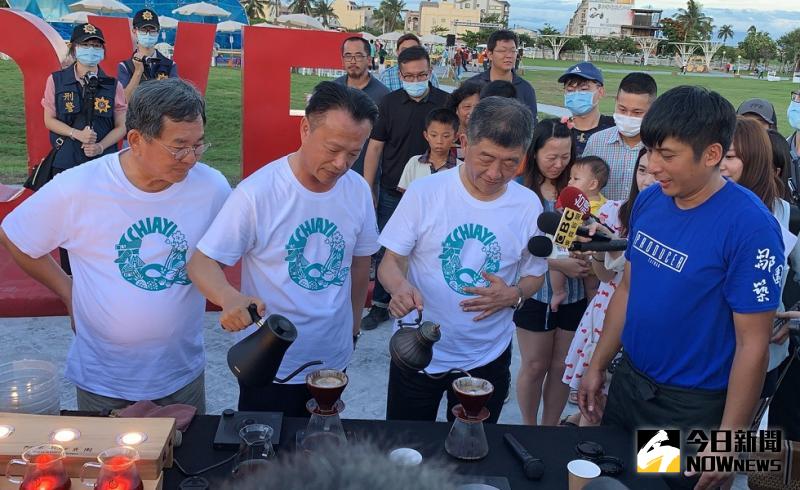 ▲享譽國際的阿里山咖啡王子方政倫指導阿中部長及翁縣長等人沖泡好咖啡。(圖/記者陳惲朋攝)