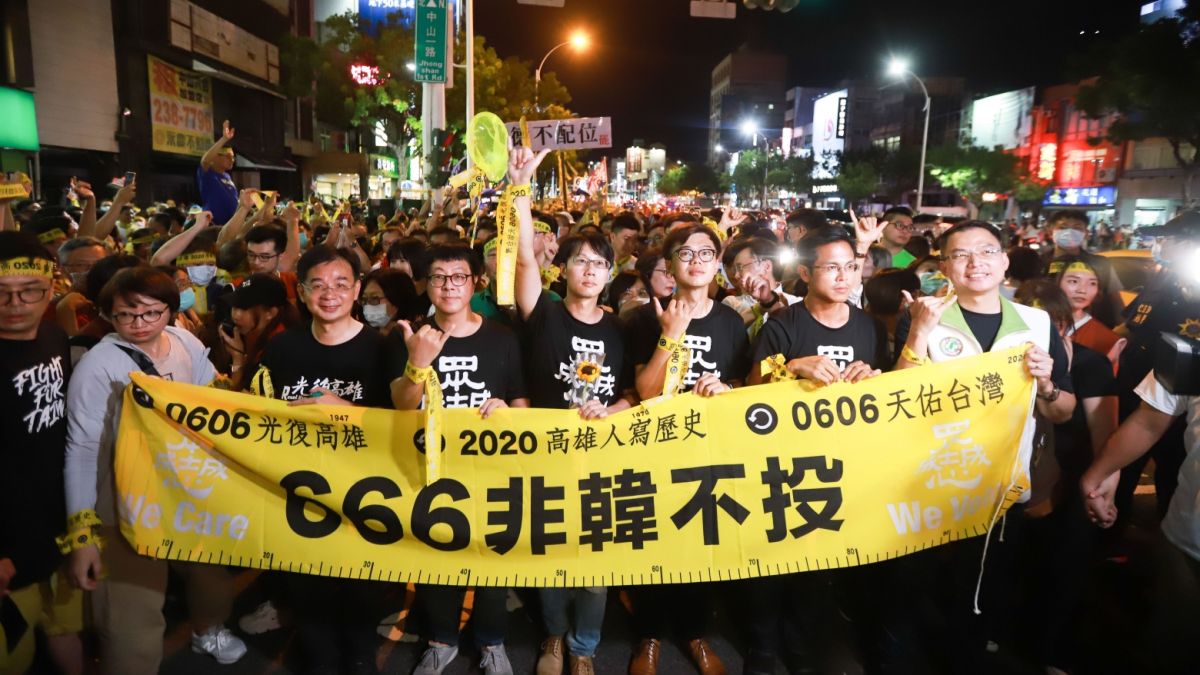 ▲罷韓團體wecare高雄，5日晚間在高雄美麗島捷運站，發起罷韓遊行活動。（圖／記者葉政勳攝,2020.6.5）