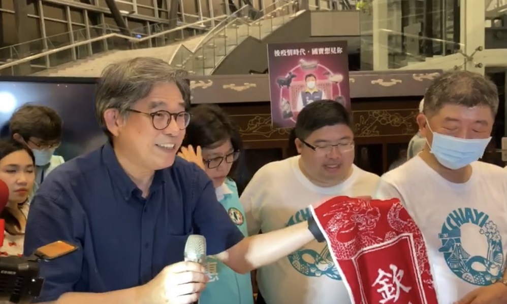 ▲故宮黃永泰副院長以欽定一甲第一名運動毛巾致贈阿中部長。(圖／記者陳惲朋翻攝）