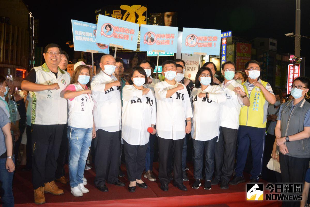 ▲阿中部長換上象徵台灣戰勝疫情，永不放棄的Kano球衣。（圖／記者郭政隆攝影2020.6.5）