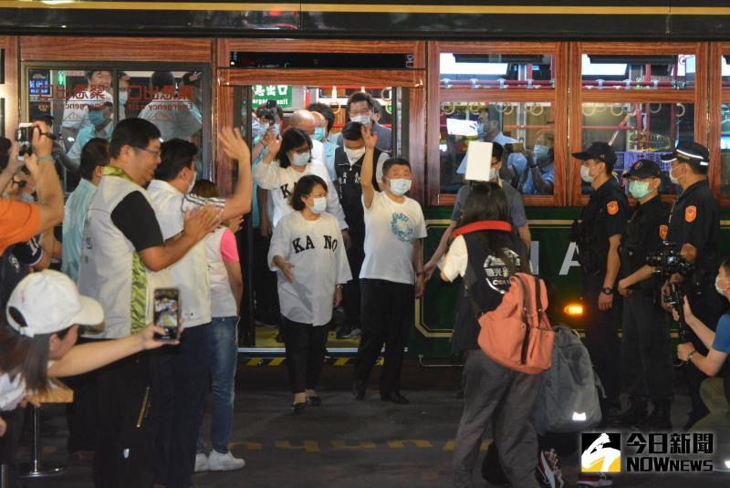 ▲陳時中部長搭乘電動公車抵達嘉義市民主聖地地標-中央噴水圓環。（圖／記者郭政隆攝影2020.6.5）