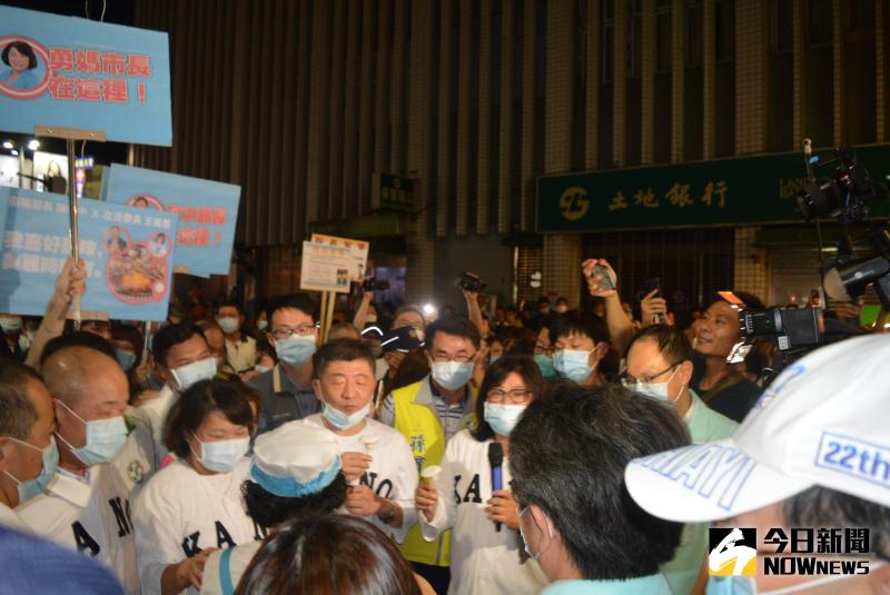 ▲熱情的民眾把文化路夜市擠得水洩不通。(圖/記者郭政隆攝影2020.6.5)