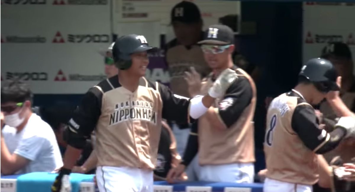 ▲王柏融開轟，隊友十分開心。（取自S1)