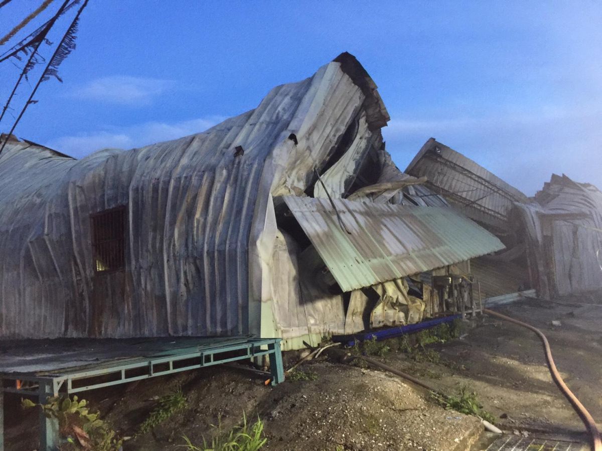 ▲紙風車劇團、綠光劇團位於新北市八里區的布景道具工廠風之藝術工作室，今（6）日凌晨發生火災，紙風車表示會將佈景道具一件一件做回來。(圖／紙風車提供)