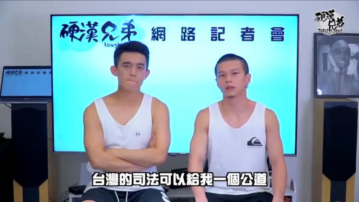 ▲黃包包（右）自曝電話遭駭客監聽。（圖／硬漢兄弟 Youtube） 