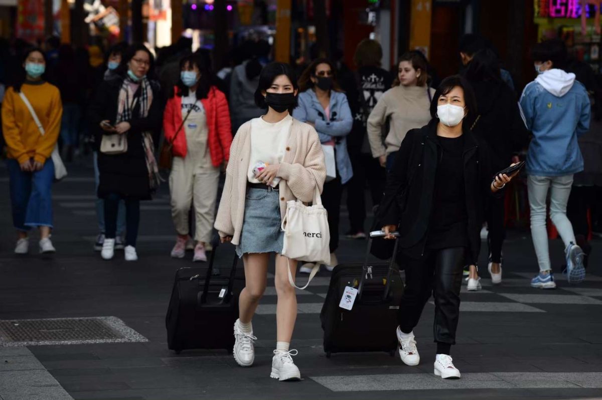 ▲醫師提醒，只要台灣沒有完全鎖國，還有和世界接觸，就無法完全斷絕病毒傳入社區的可能。（圖／記者陳明安攝）