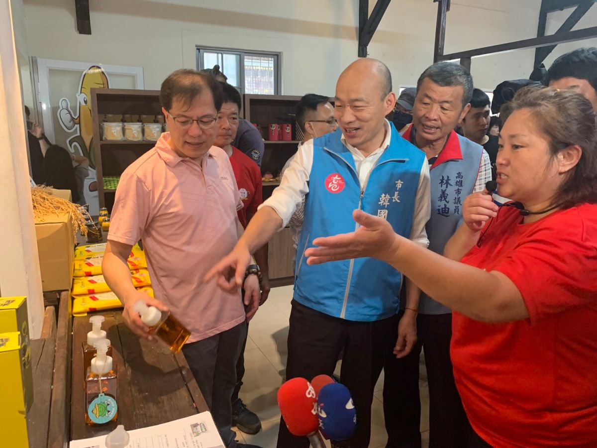 ▲高雄市長韓國瑜6日上午由農業局長吳芳銘陪同，前往旗山糖廠社區，了解當地農村旅遊經濟復甦狀況，並關心園區的經濟發展。(圖／高市府提供)