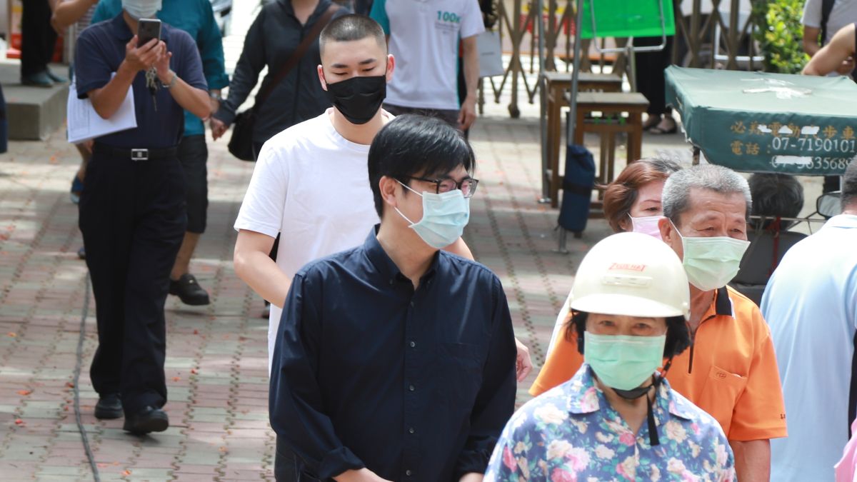 ▲行政院副院長陳其邁與兒子陳政通（後方白衣者）一同參與罷免韓國瑜案投票。（圖／記者葉政勳攝,2020.6.6）