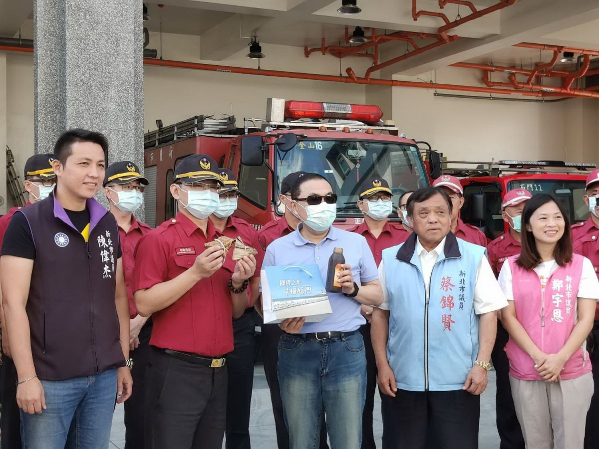 ▲新北市長侯友宜今（6）日特別前往石門區行動治理，慰勞石門分駐所警察、消防隊及清潔隊同仁。（圖／新北市政府民政局提供）