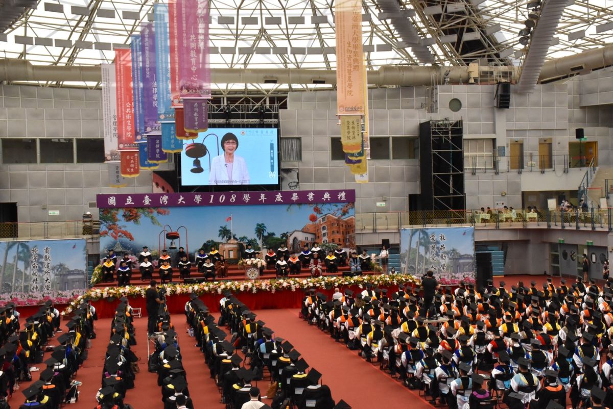 ▲台灣大學校長管中閔在典禮上致詞以「常保熱情關懷，培養文化智商」，勉勵所有畢業同學。（圖／記者黃仁杰攝）