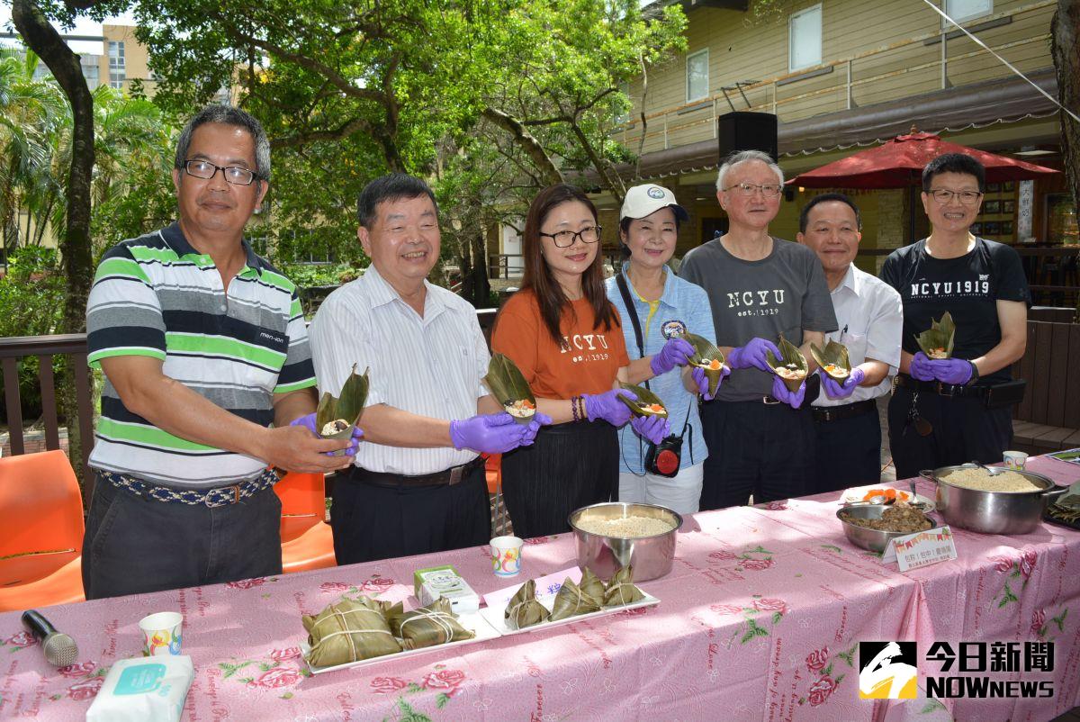 ▲來賓一起以臺農82號美味米包粽歡慶端陽。（圖／記者郭政隆攝影2020.6.6）