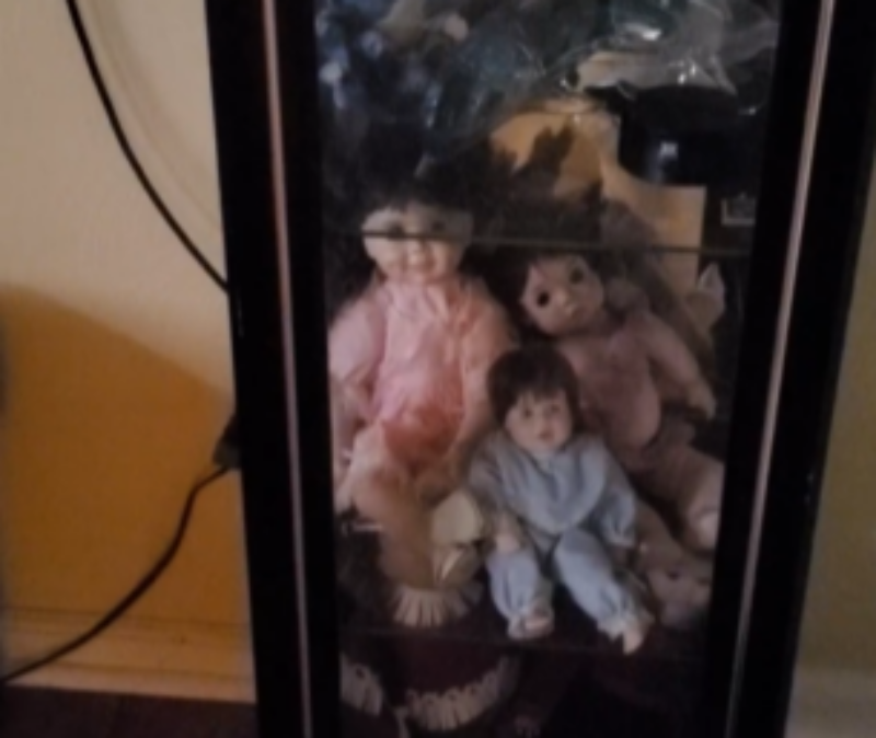 ▲美國俄亥俄州 1 名男子聲稱，家裡的娃娃常在只有他 1 人在家時有不尋常的現象發生。（圖／擷取自 Chad Libra Gassert 臉書短片）
