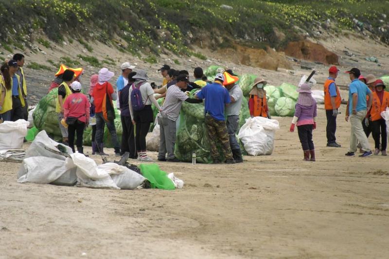 ▲今天淨灘活動共清理1,430公斤垃圾。(圖/記者蔡若喬攝)
