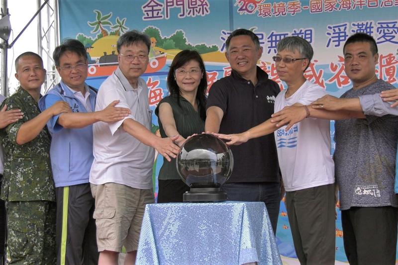 ▲「全球首創」可現地溶解、大幅縮減海廢保麗龍運輸容積達九成的減容貨櫃,今天在金門啟用。(圖/記者蔡若喬攝)