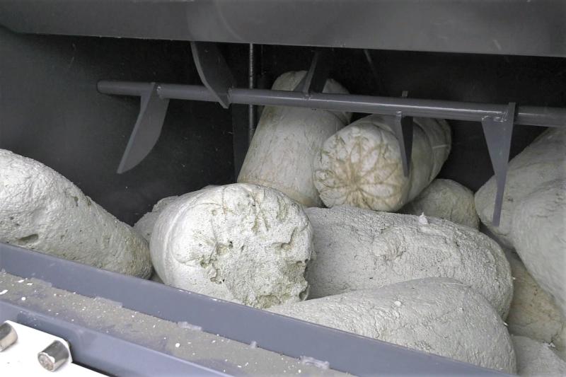 ▲減容貨櫃係利用溶劑溶解原理將保麗龍溶解於溶劑中,可減少9成體積。(圖/記者蔡若喬攝)
