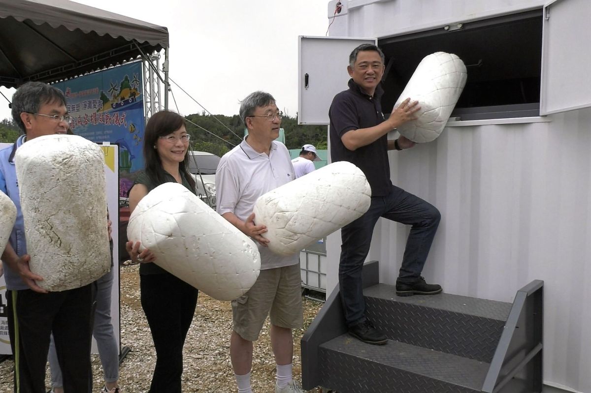 ▲減容貨櫃一年可替金門溶解近60噸的海廢保麗龍，方便後續運往台灣作再生處理。(圖/記者蔡若喬攝)