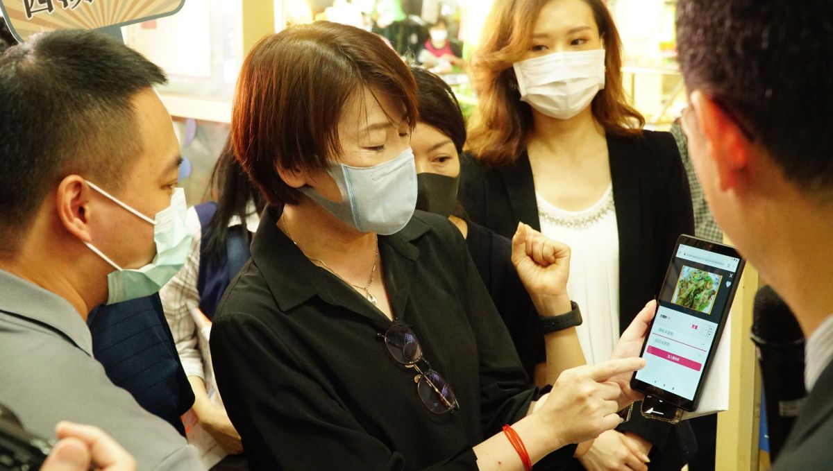 ▲台北傳統市場節今（6）於上午9點在西湖市場正式開跑，台北市副市長黃珊珊到場體驗預約點餐系統。（圖／台北市場處提供）