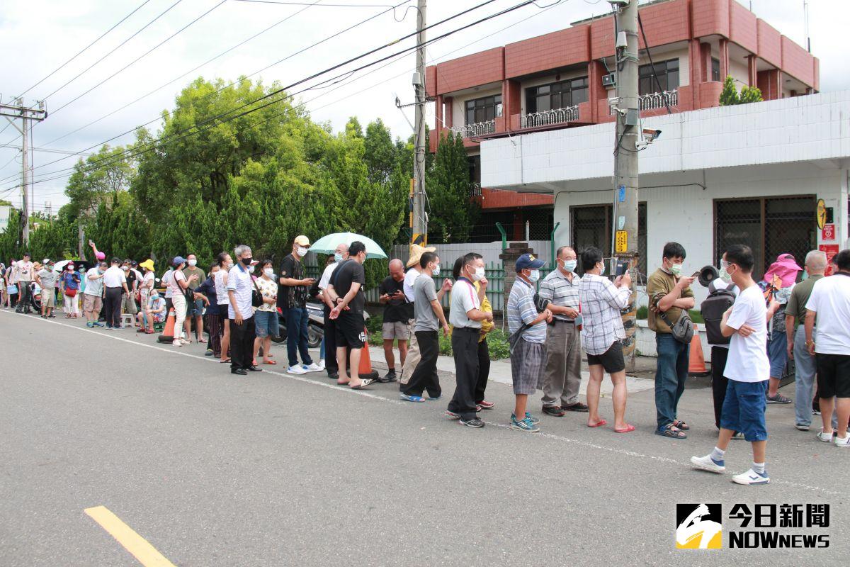 ▲華新醫材公司重新打開觀光工廠大門，凌晨就吸引來自各縣市民眾排隊，氣候高溫排隊民眾撐傘避陽。（圖／記者陳雅芳攝，2020.06.06）