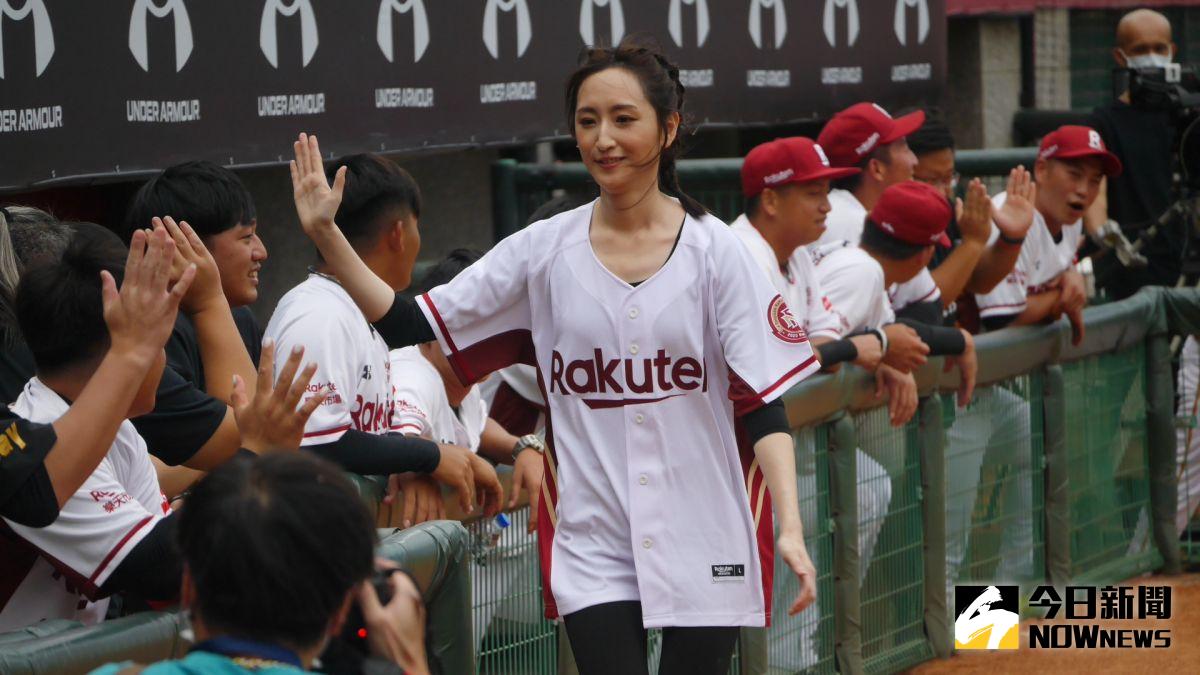 ▲藝人柯佳嬿開球。（圖／吳政紘攝）