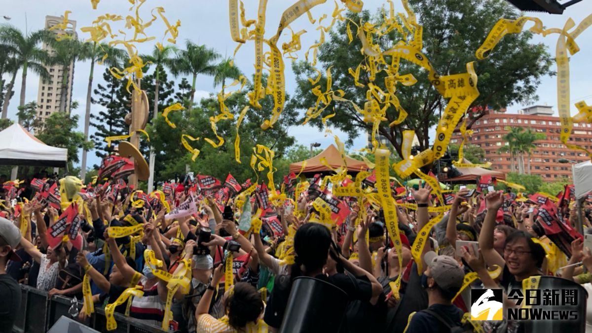 ▲高雄市長韓國瑜罷免案，今天6日開票剛過一個小時左右，同意罷免票數已經突破罷免門檻，罷韓團體Wecare高雄總部現場樂喊「我高雄、我驕傲」。（圖／記者葉政勳攝,2020.6.6）