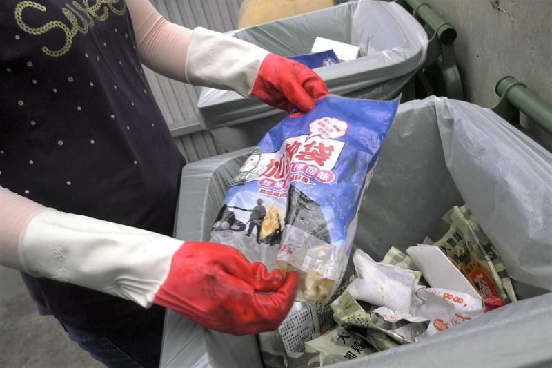 ▲大膽島戰鬥體驗餐盒不環保，吃一次就會產生5、6個塑膠袋垃圾。(圖/記者蔡若喬攝)