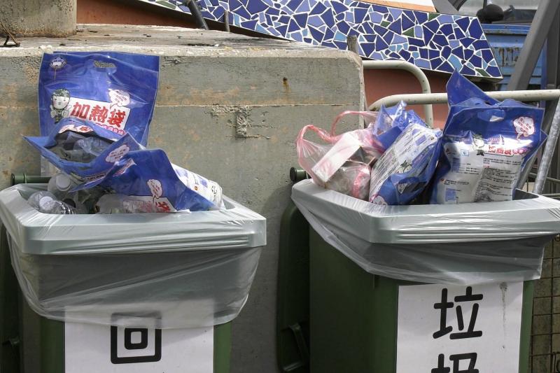 ▲旅客從大膽島上所帶下來的垃圾並未做垃圾分類,被隨意丟棄在小金門九宮碼頭垃圾桶內。(圖/記者蔡若喬攝)
