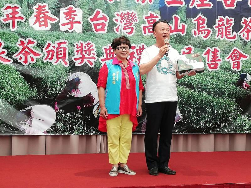 ▲縣長翁章梁現場拍賣今年青心烏龍組特等獎茶葉,以1斤6萬元賣出做公益。(圖/記者邱嘉琪攝,2020.06.06)