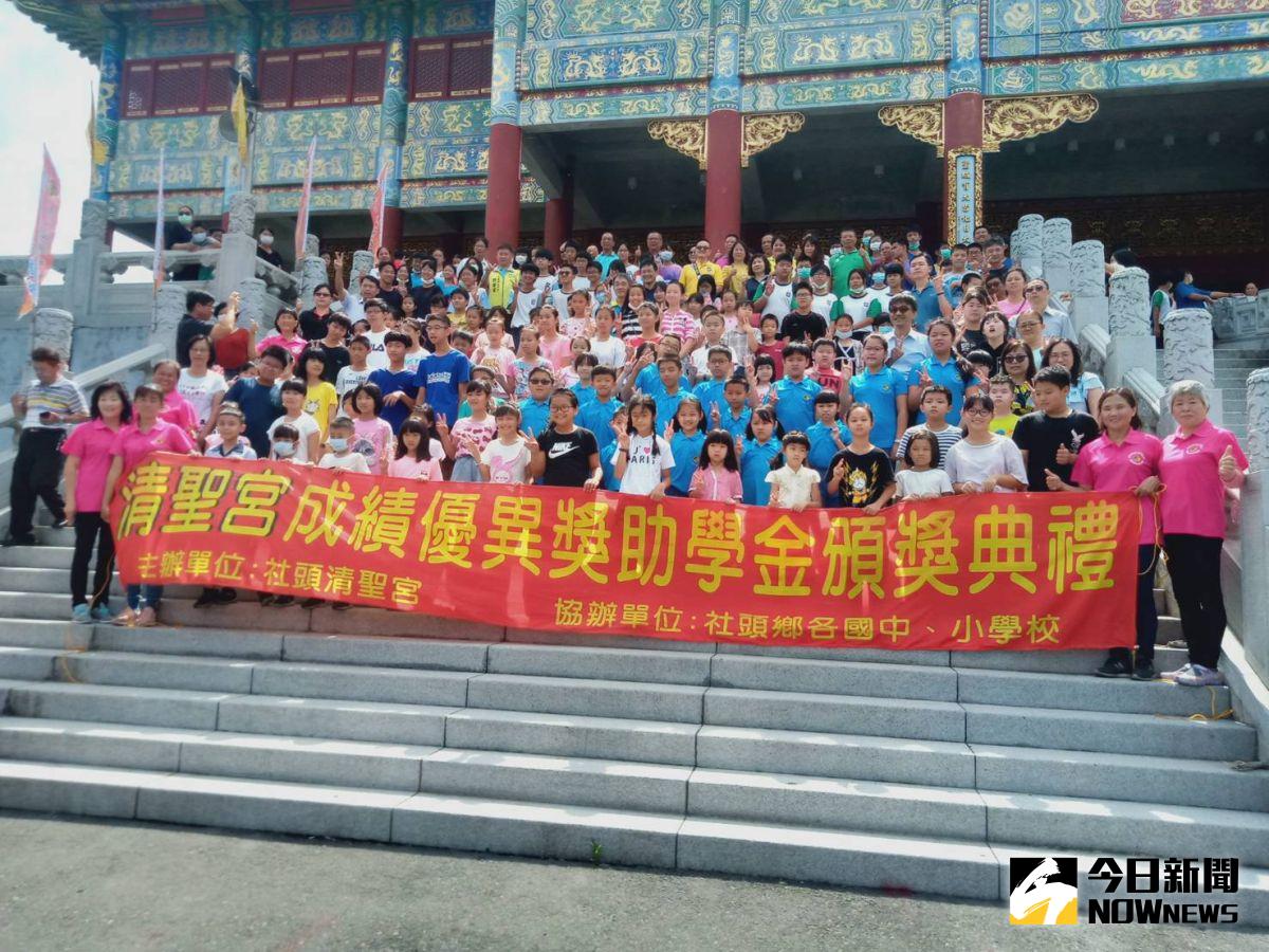 ▲「帝爺公」為偏鄉學童辦理「紓困」，各校提報努力讀書的同學，由善德慈善會頒發就學紓困金，提昇學業成績及品格教育。（圖／記者陳雅芳攝，2020.06.06）