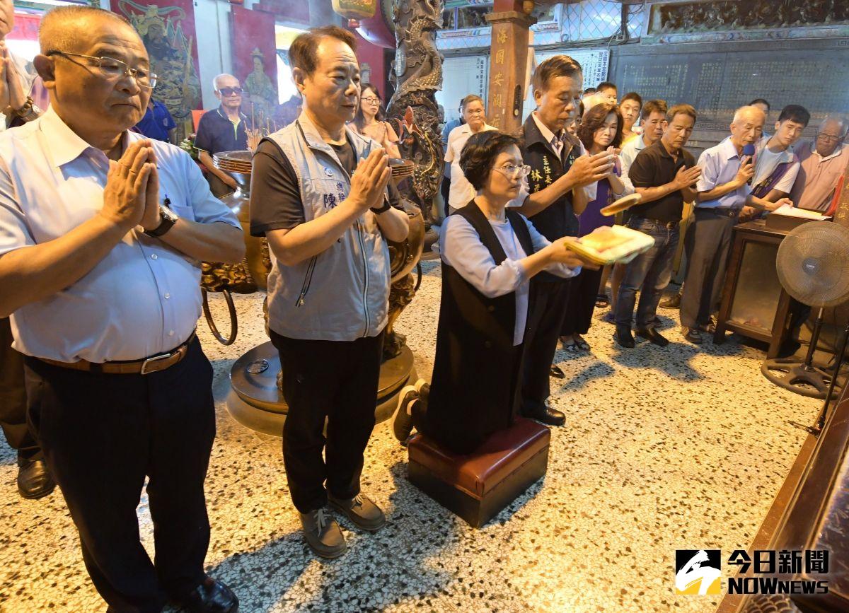 ▲彰化縣長王惠美第三度到王功福海宮擲筊，向福海媽請示王功漁火節及媽祖聯合遶境舉辦日期，王功漁火節媽祖擇定8月15、16日登場。（圖／記者陳雅芳攝，2020.06.06）