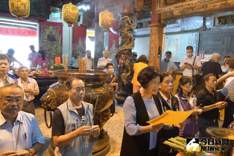 ▲縣長王惠美至王功福海宮擲筊祈福,先以疏文向媽祖稟報。(圖/記者陳雅芳攝,2020.06.06)