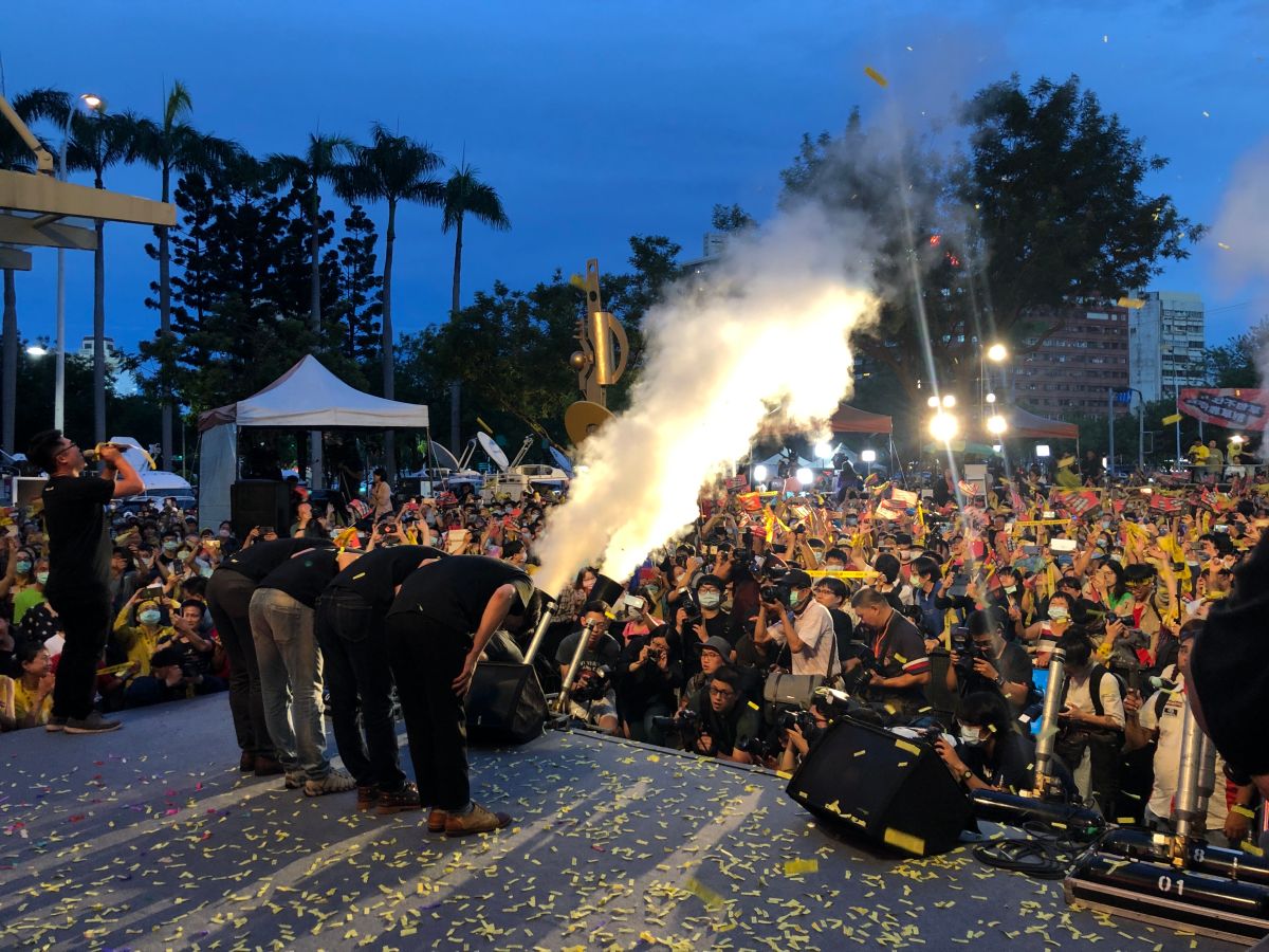 ▲Wecare罷免韓國瑜開票之夜，罷韓四君子深深一鞠躬。（圖／記者丁上程攝）