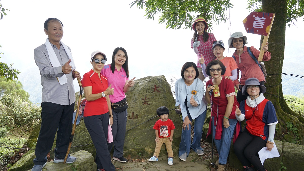 ▲張麗善在古坑鄉長沈勝騰等人陪同下，率領縣府團隊登上大尖山。（圖／記者蘇榮泉攝，2020.06.06）