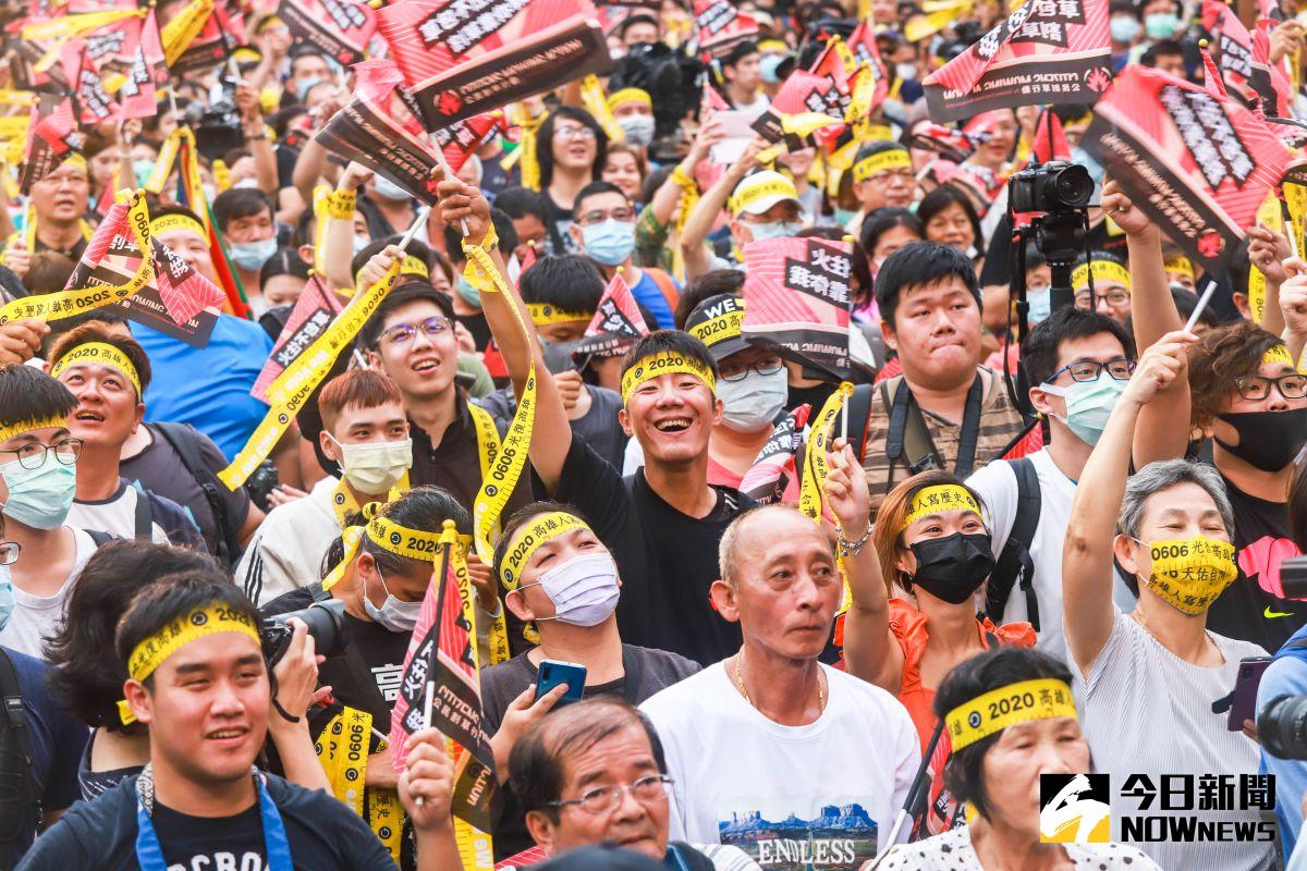 ▲高雄市長罷免案韓國瑜以93萬8千票通過被罷免，支持罷免韓國瑜的高雄市民難掩開心情緒。（圖／記者葉政勳攝 , 2020.06.06）