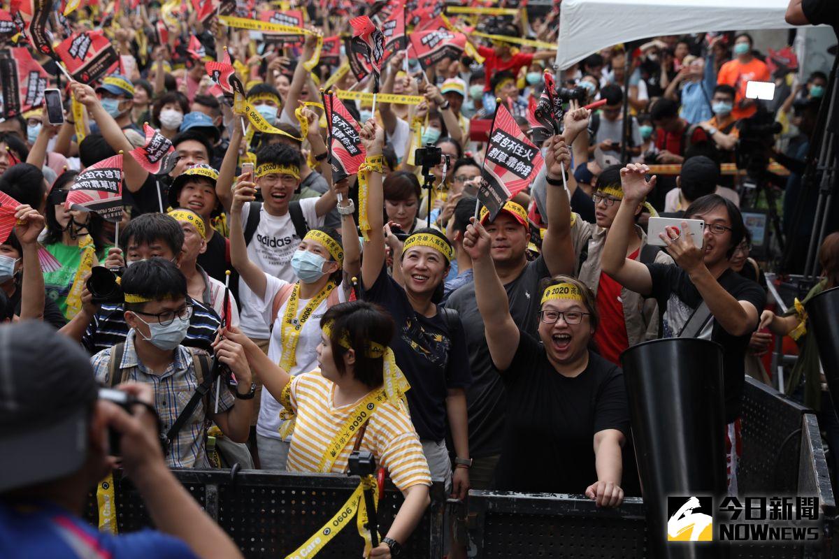 ▲在罷韓案確定以93萬9090票通後後，Wecare高雄總部湧進上萬的支持者。(圖／記者郭俊暉攝，2020.06.06)