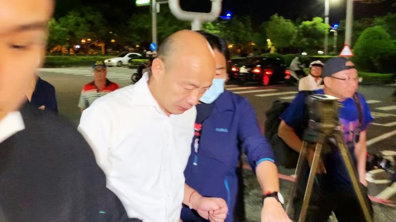 ▲高雄市長韓國瑜深夜趕赴殯儀館弔唁。(圖/記者郭俊暉)