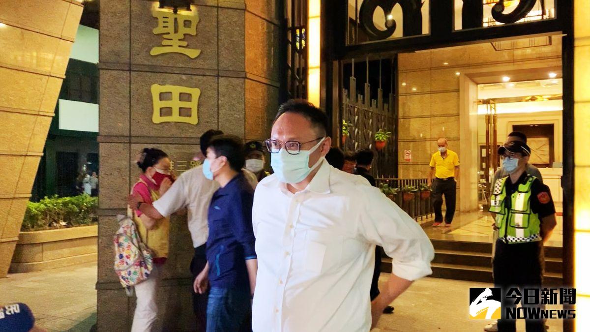 ▲高雄市議長許崑源(6)日晚間傳出墜樓身亡，高雄市新聞局長鄭照新難掩悲傷表示遺憾外也呼籲大家，政治是一時的，生活還是要過。(圖／記者郭俊暉攝，2020.06.06)