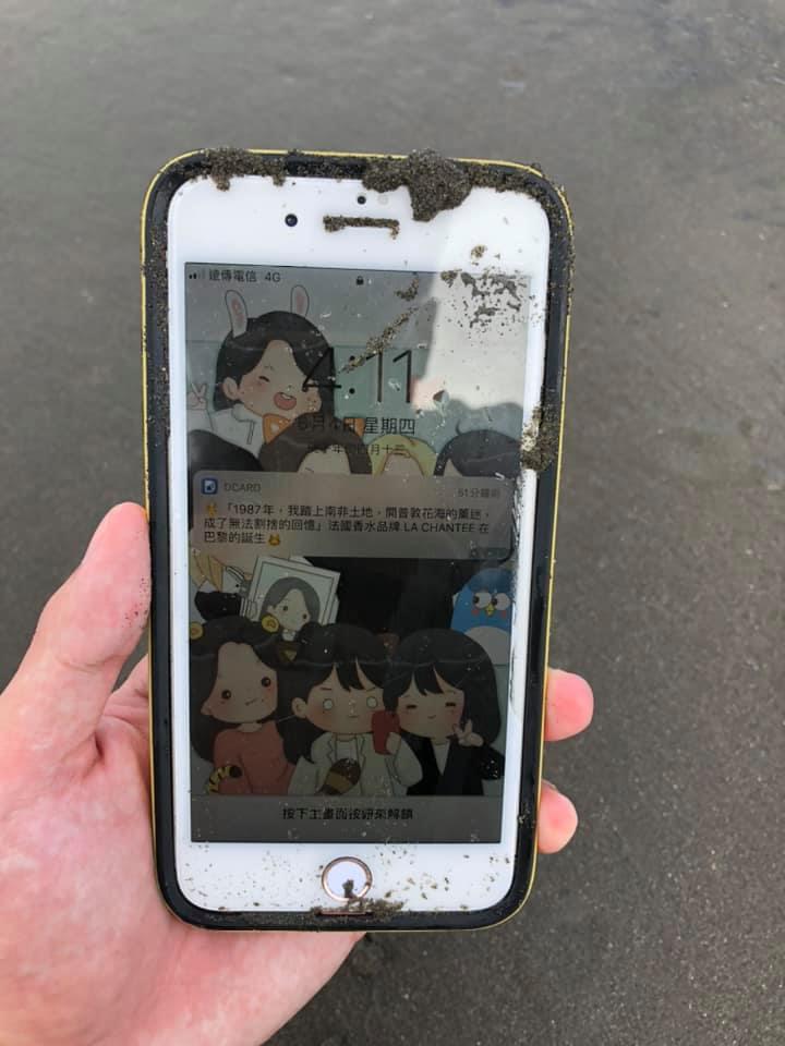 ▲網友指出,自己在沙灘挖到一支