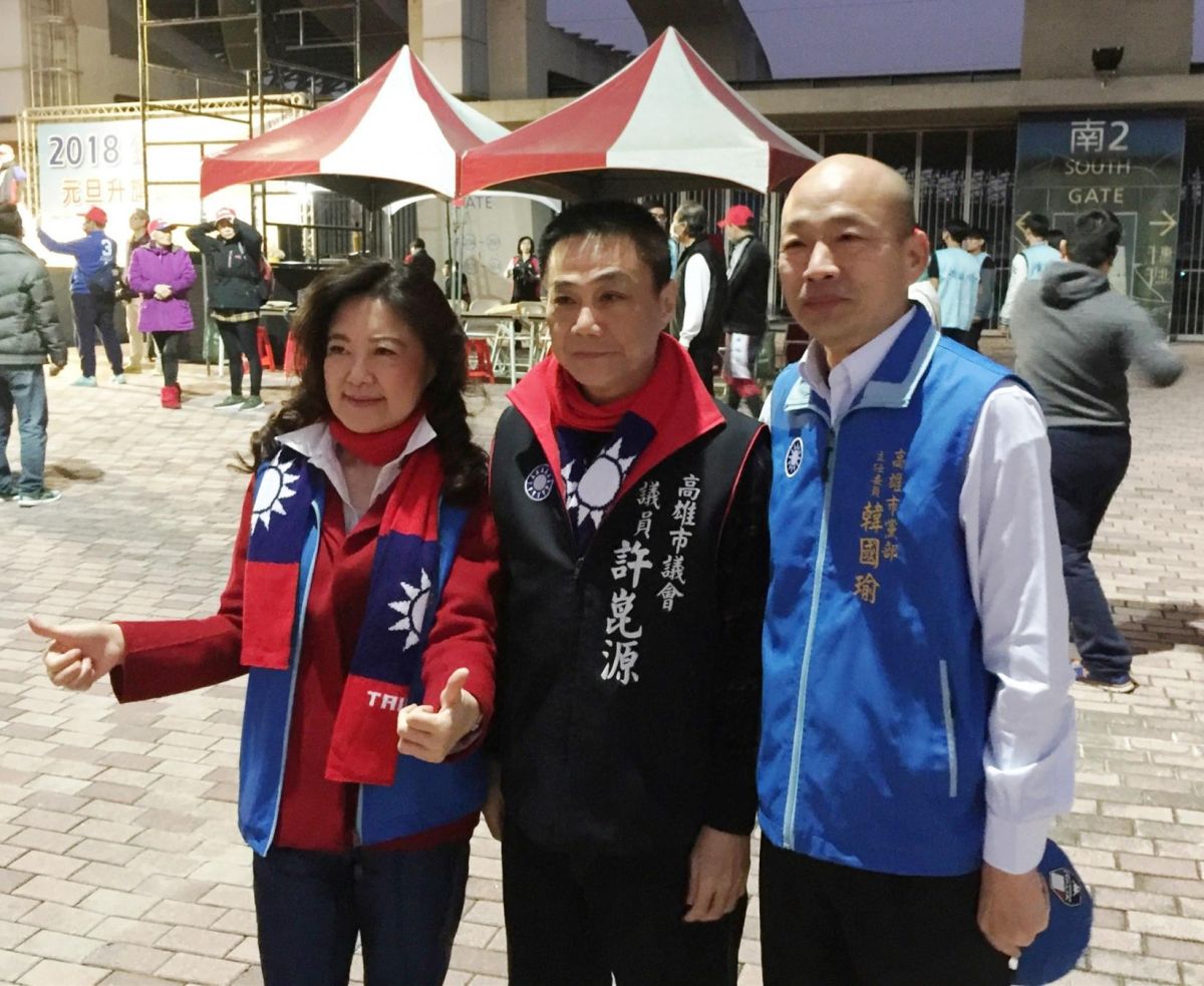 ▲高雄市議長許崑源（中）於6日晚間墜樓輕生。（圖／翻攝自許崑源臉書）