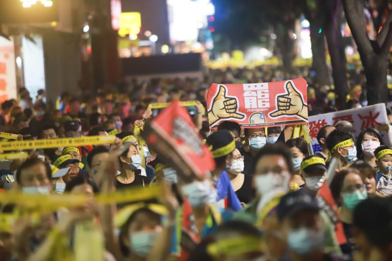 ▲高雄市長韓國瑜罷免案投票前一晚，號稱有10萬人上街參與大遊行。（圖／記者葉政勳攝）