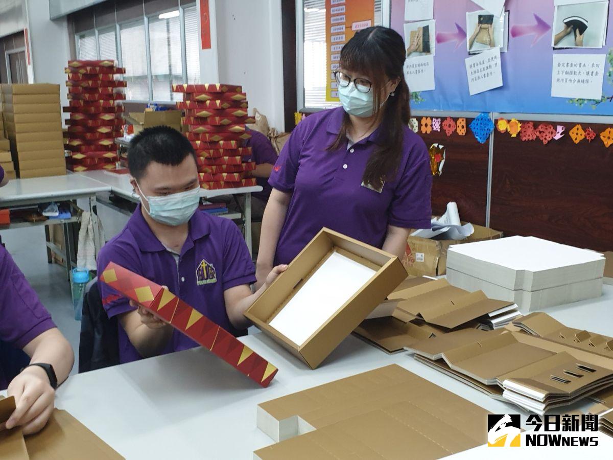 ▲阿昱初到庇護工場，連數字都不會數，一年半的見習培訓，他已能方正工整摺好紙盒（圖／金武鳳攝，2020.6.7)
